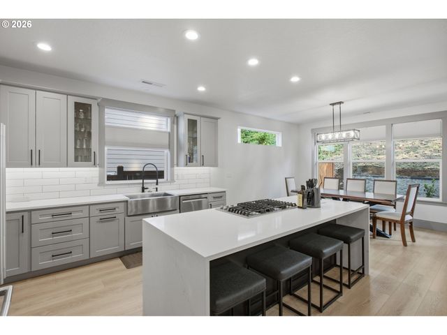 980 S 66th Pl, Springfield, OR 97478