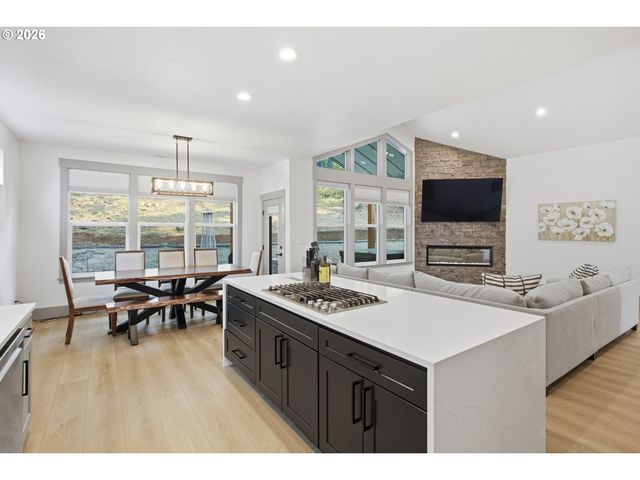 980 S 66th Pl, Springfield, OR 97478