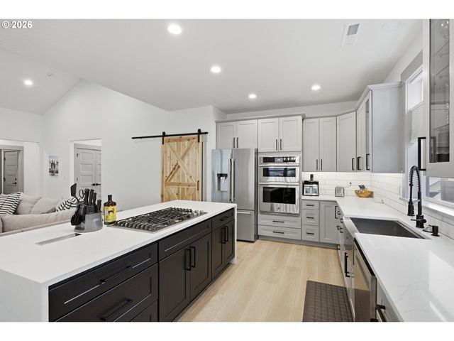 980 S 66th Pl, Springfield, OR 97478