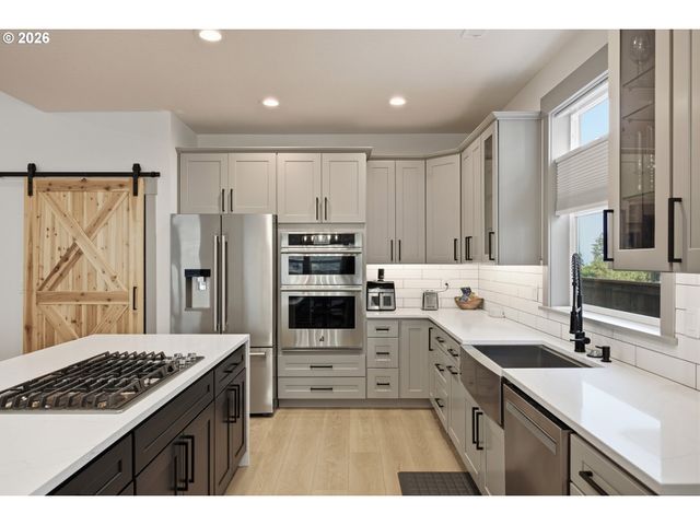 980 S 66th Pl, Springfield, OR 97478