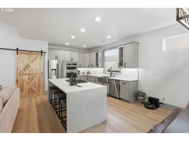 980 S 66th Pl, Springfield, OR 97478