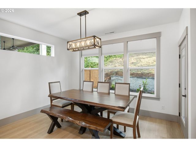 980 S 66th Pl, Springfield, OR 97478