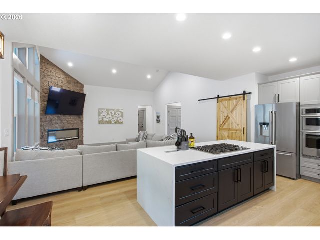 980 S 66th Pl, Springfield, OR 97478