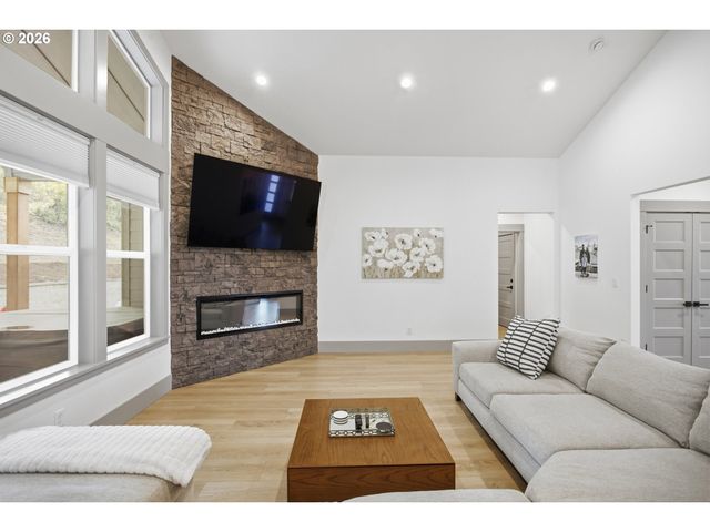 980 S 66th Pl, Springfield, OR 97478