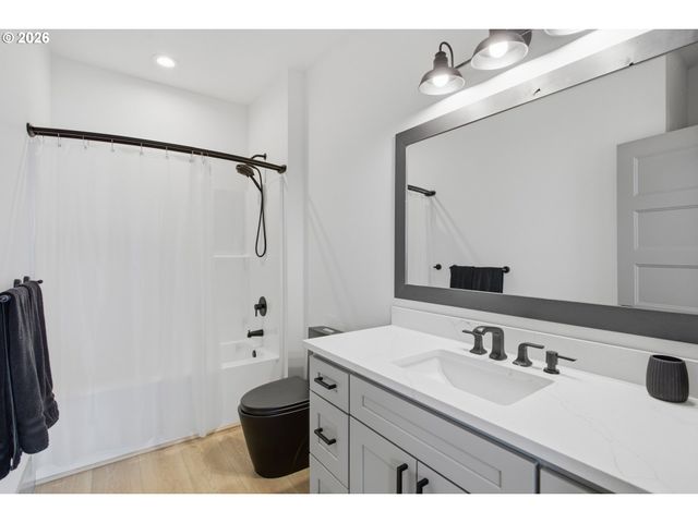 980 S 66th Pl, Springfield, OR 97478