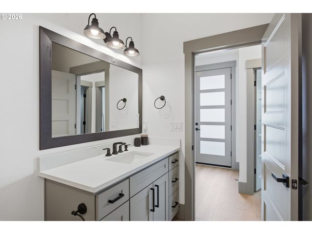 980 S 66th Pl, Springfield, OR 97478