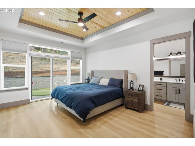 980 S 66th Pl, Springfield, OR 97478