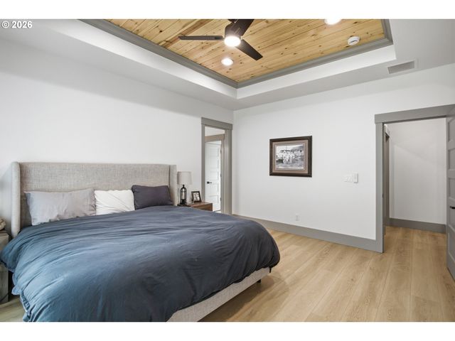 980 S 66th Pl, Springfield, OR 97478