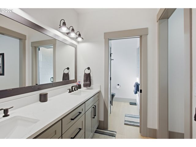 980 S 66th Pl, Springfield, OR 97478