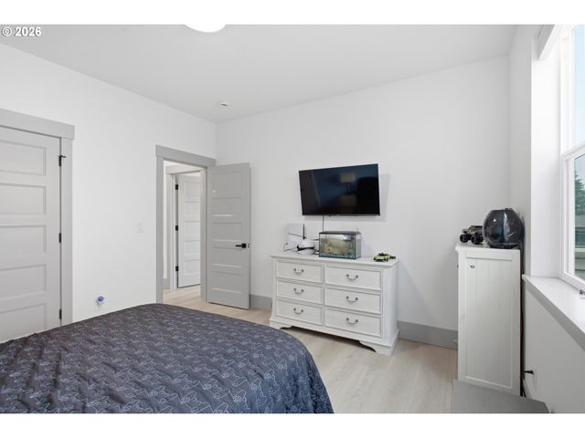 980 S 66th Pl, Springfield, OR 97478