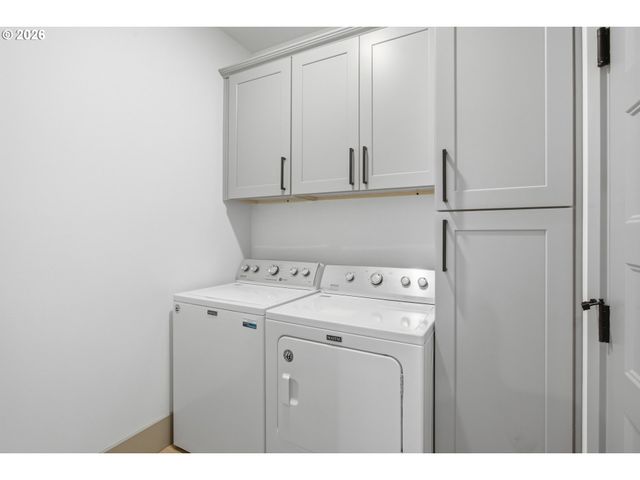 980 S 66th Pl, Springfield, OR 97478