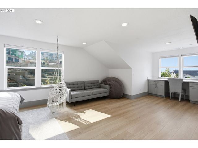 980 S 66th Pl, Springfield, OR 97478