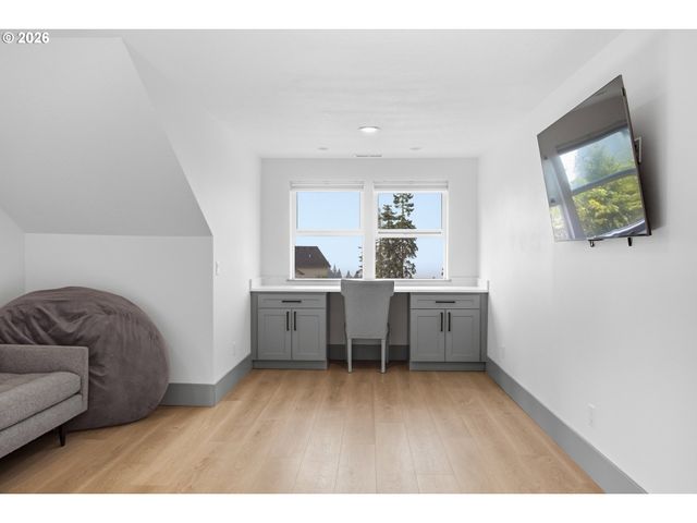 980 S 66th Pl, Springfield, OR 97478