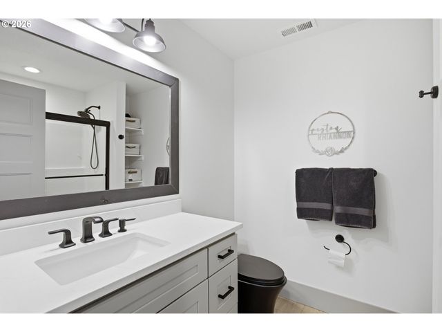 980 S 66th Pl, Springfield, OR 97478