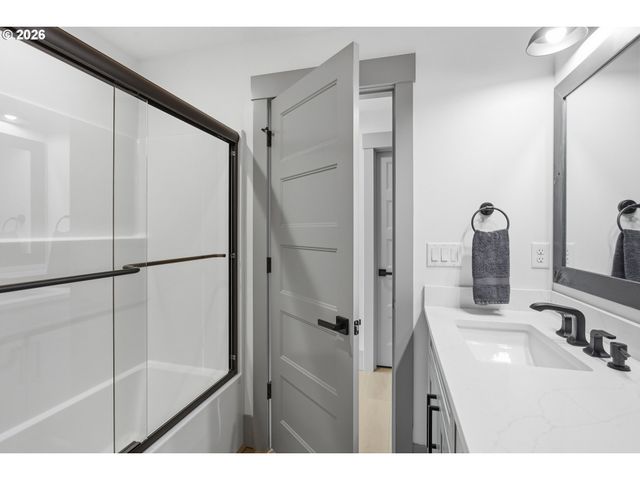 980 S 66th Pl, Springfield, OR 97478