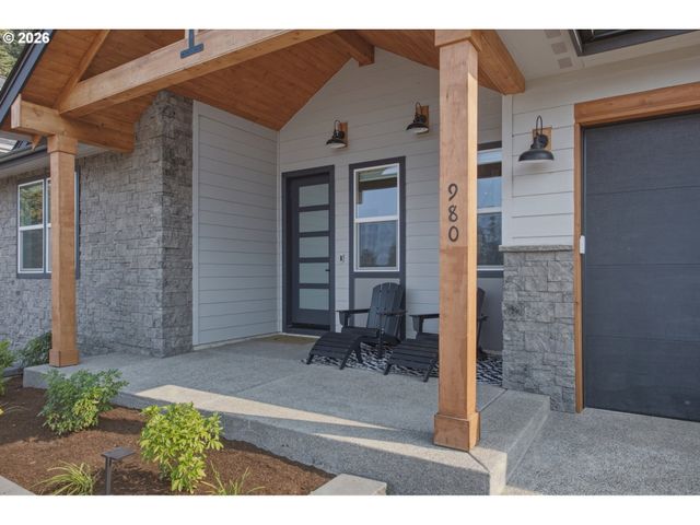 980 S 66th Pl, Springfield, OR 97478