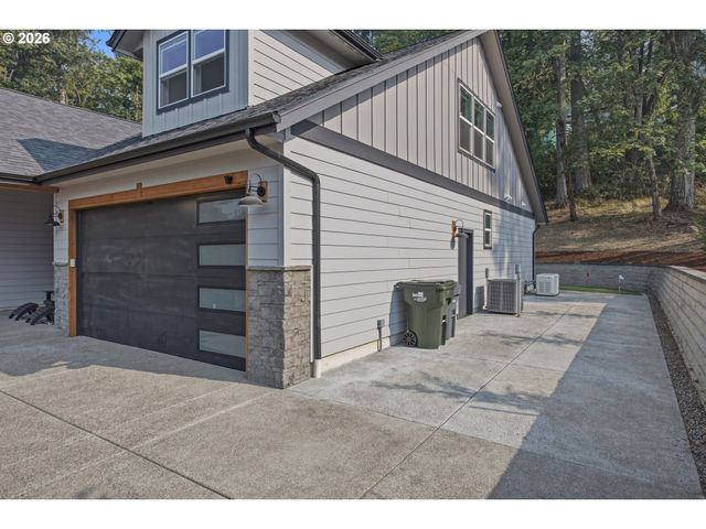 980 S 66th Pl, Springfield, OR 97478