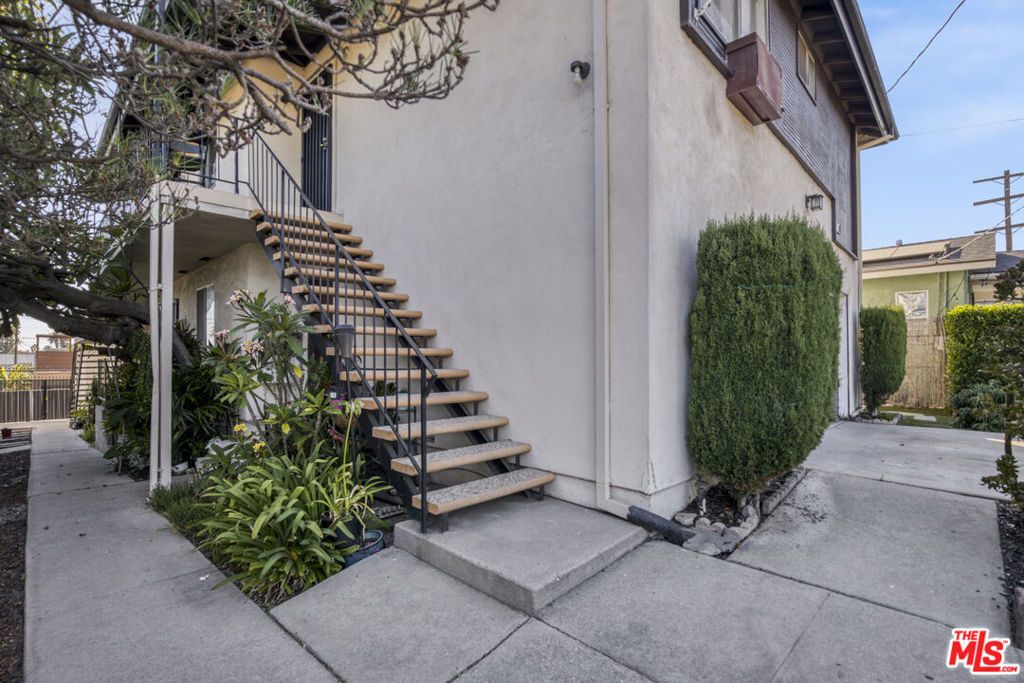 Image 5 of property listing at 2710 New Jersey Street, Los Angeles, CA 90033