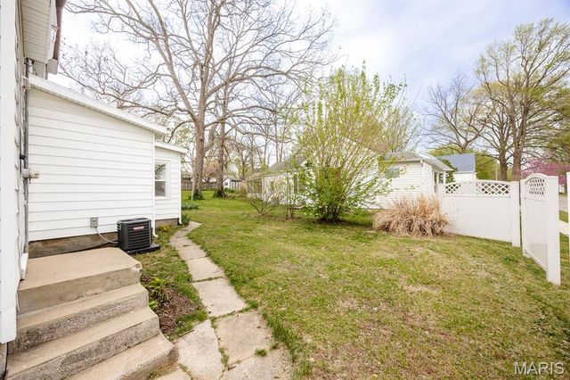 220 S Saint Clair Street, Lebanon, IL 62254