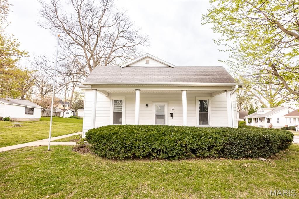 220 S Saint Clair Street, Lebanon, IL 62254