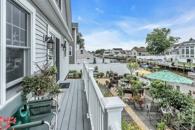 10 Garfield Place, Massapequa, NY 11758