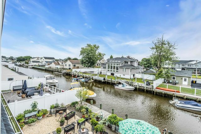 10 Garfield Place, Massapequa, NY 11758