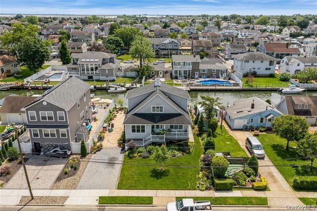10 Garfield Place, Massapequa, NY 11758
