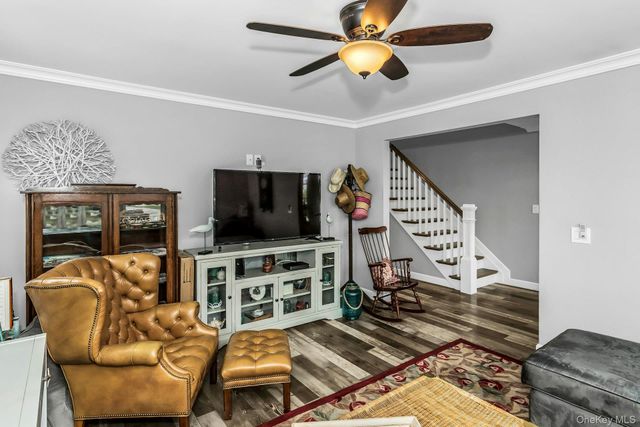 10 Garfield Place, Massapequa, NY 11758