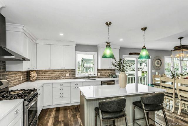 10 Garfield Place, Massapequa, NY 11758