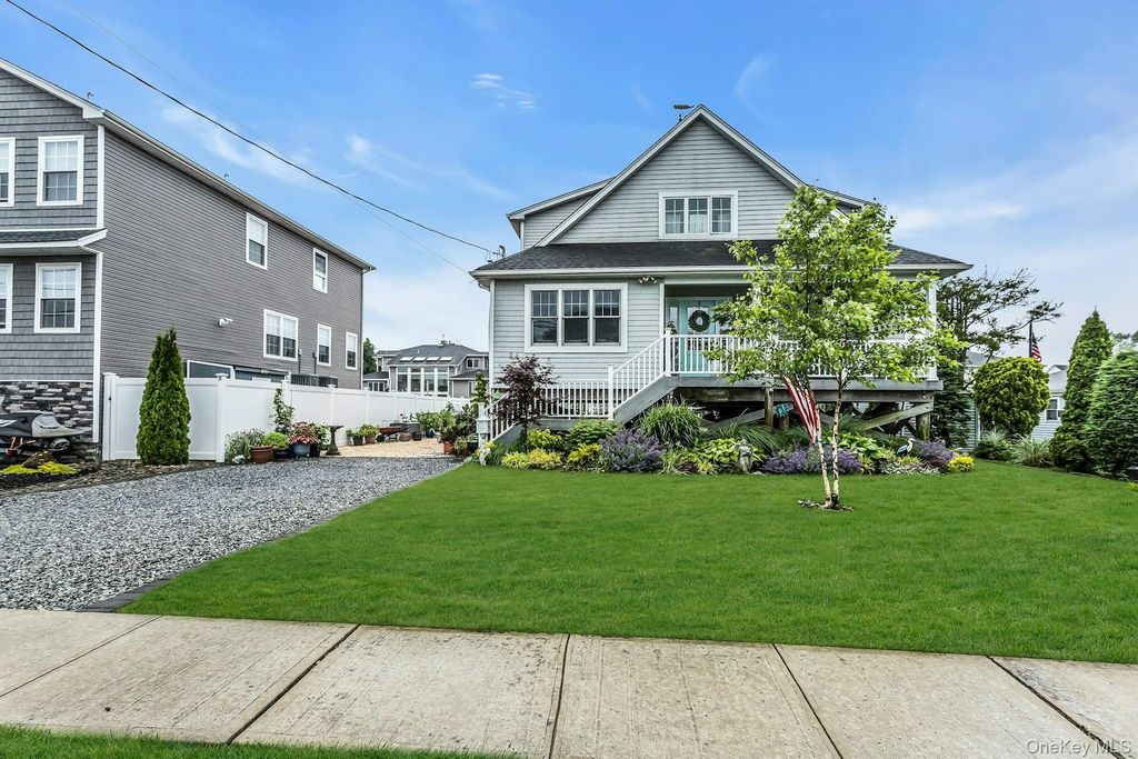 10 Garfield Place, Massapequa, NY 11758
