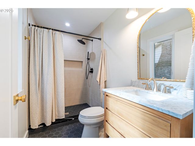 646 Se OAK St, White Salmon, WA 98672