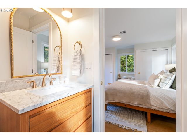 646 Se OAK St, White Salmon, WA 98672