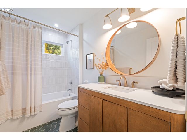 646 Se OAK St, White Salmon, WA 98672