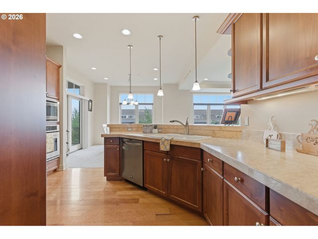 707 N HAYDEN ISLAND Dr 427, Portland, OR 97217