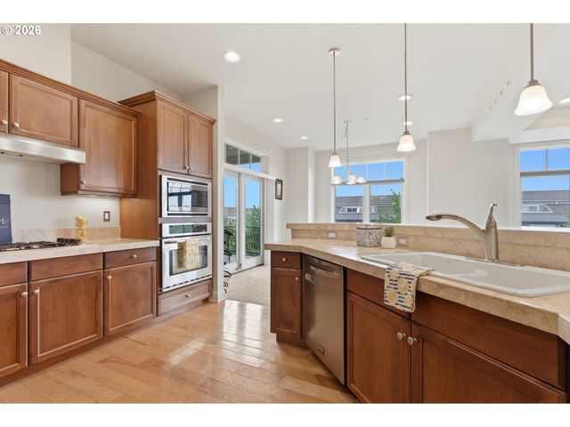 707 N HAYDEN ISLAND Dr 427, Portland, OR 97217