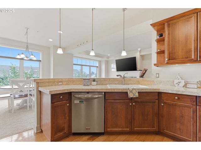 707 N HAYDEN ISLAND Dr 427, Portland, OR 97217