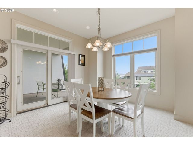 707 N HAYDEN ISLAND Dr 427, Portland, OR 97217