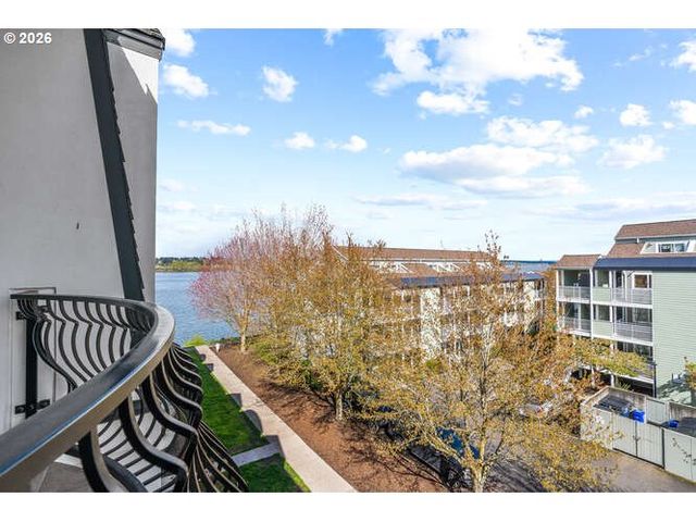 707 N HAYDEN ISLAND Dr 427, Portland, OR 97217
