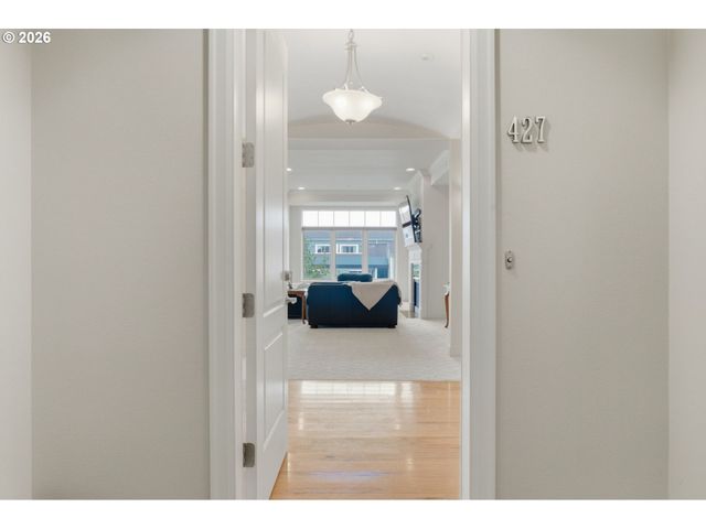 707 N HAYDEN ISLAND Dr 427, Portland, OR 97217