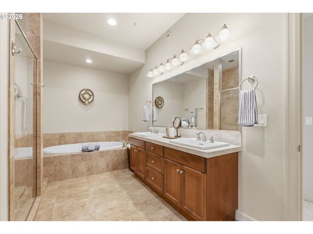 707 N HAYDEN ISLAND Dr 427, Portland, OR 97217