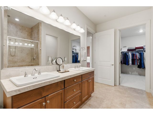 707 N HAYDEN ISLAND Dr 427, Portland, OR 97217