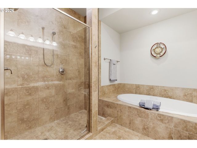 707 N HAYDEN ISLAND Dr 427, Portland, OR 97217