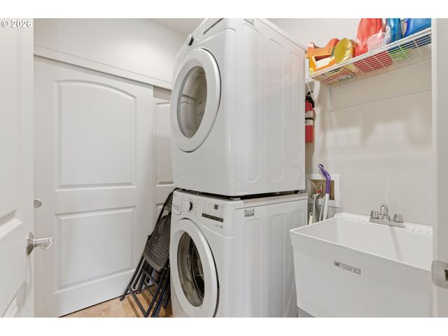 707 N HAYDEN ISLAND Dr 427, Portland, OR 97217