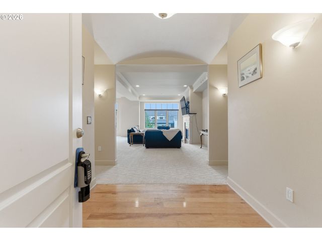 707 N HAYDEN ISLAND Dr 427, Portland, OR 97217