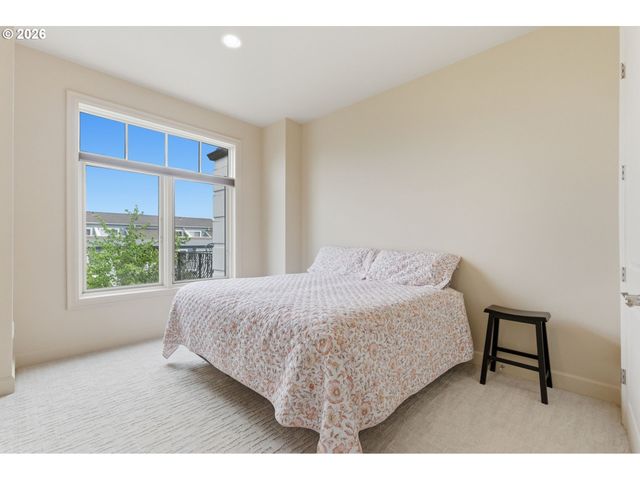 707 N HAYDEN ISLAND Dr 427, Portland, OR 97217