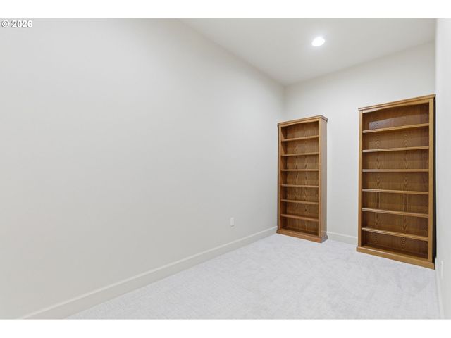 707 N HAYDEN ISLAND Dr 427, Portland, OR 97217
