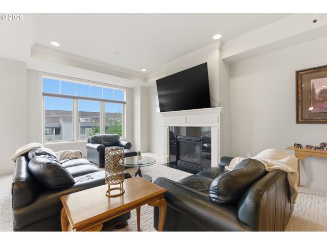 707 N HAYDEN ISLAND Dr 427, Portland, OR 97217
