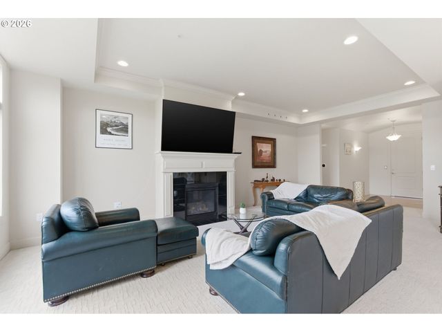 707 N HAYDEN ISLAND Dr 427, Portland, OR 97217