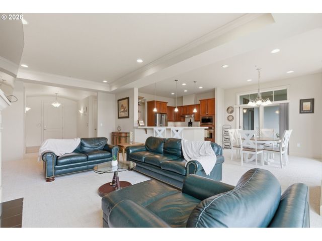 707 N HAYDEN ISLAND Dr 427, Portland, OR 97217