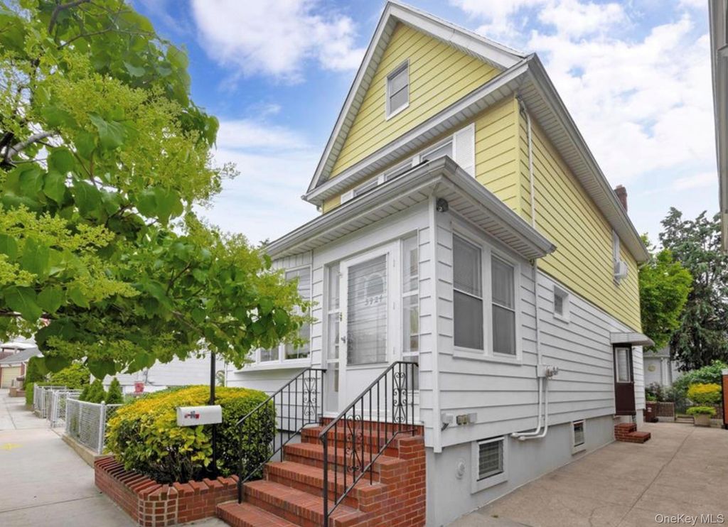5924 59th Road, Maspeth, NY 11378